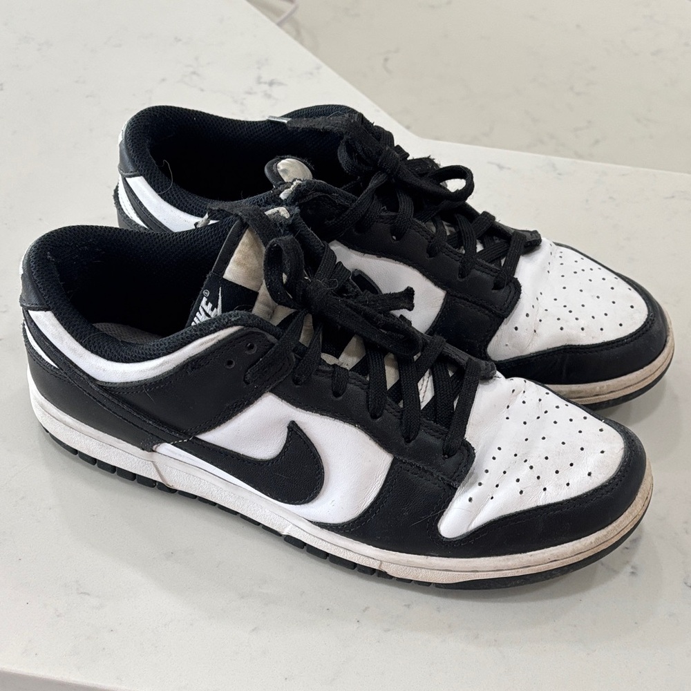 Nike Men's Black and White Low-Top Sneakers